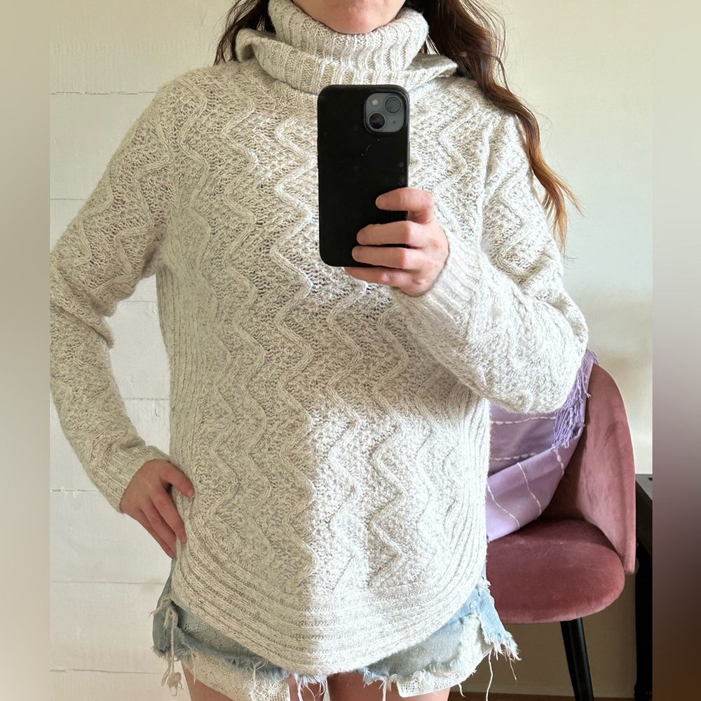 Women’s light grey sweater.